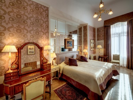 Рисунок: /blogs/51419-root-historic-one-bedroom-suite-main-bedroom.jpg